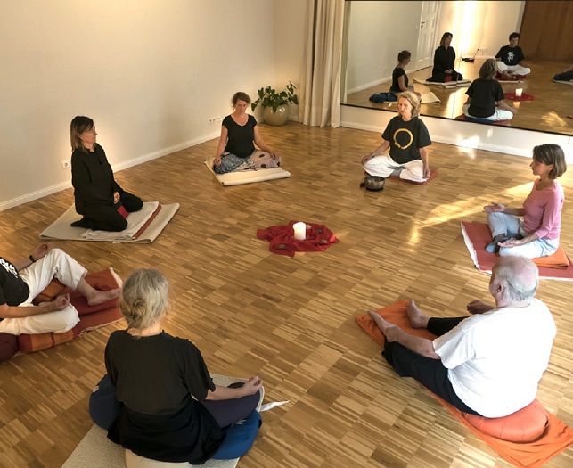 Meditationskurs im Kreis sitzend